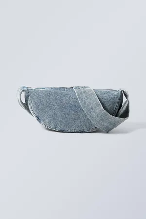 Weekday Kleine Crossbody Bag aus Denim