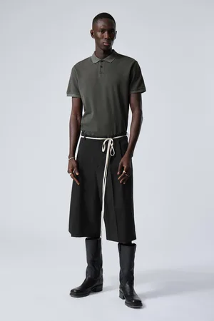 Weekday Locker geschnittene Plissee-Anzugshorts