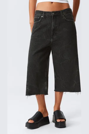 Weekday Galaxy - Weite Jeansshorts mit Drehnaht